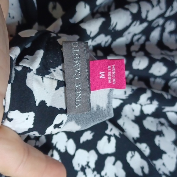 Vince Camuto Top, black & white, rousing on the sides - Picture 6 of 7